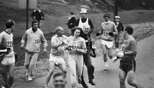 Il y a 50 ans, en 1967, les organisateurs du marathon de Boston ont tenté d'empêcher Kathrine Switzer de finir sa course.