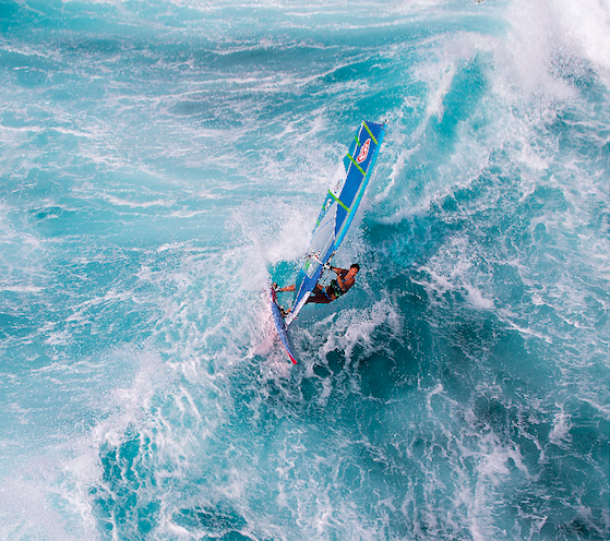 Selon Alice Arutkin, volonté et motivation sont les premières qualités nécessaires aux futures windsurfeuses. Photo : © JohnCarter