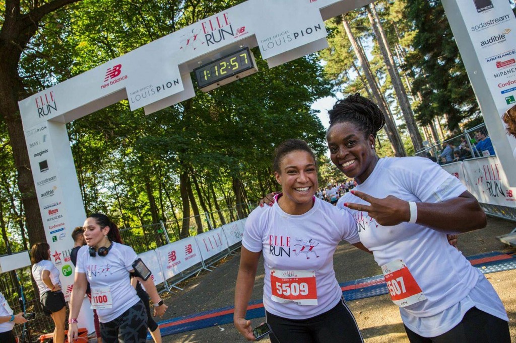 Gévrise Émane et Kadhija, souriantes à l'arrivée du 10km de la Elle Run New Balance. (c) SHARE & DARE