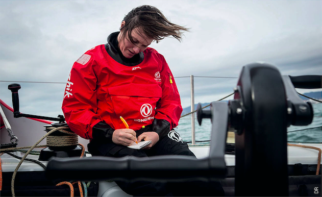 Marie Riou est une spécialiste de la voile olympique mais fait ses premiers pas dans la course au large. Elle apprend lors de chaque sortie en mer. 