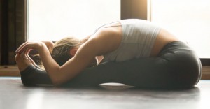 Femme pratiquant le yoga en pince