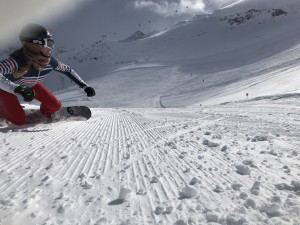 Grâce au soutien de ses sponsors, Chloé peut se concentrer sur le snowboard.