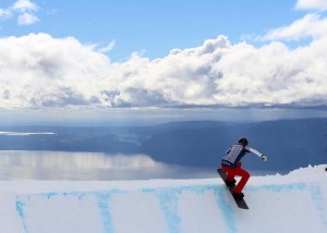 En septembre, l'équipe de France de snowboardcross part s'entraîner sur les neiges du monde entier. © Instagram @chloetrespeuch