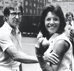 Billie Jean King et Bobby Riggs se sont affrontés le 20 septembre 1973 : un match au départ fantasque, devenu un véritable tournant dans l'histoire du tennis féminin. Photo DR/.