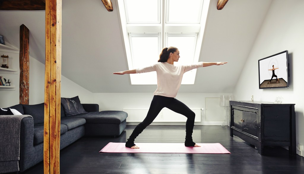 Femme pratiquant le yoga en intérieur