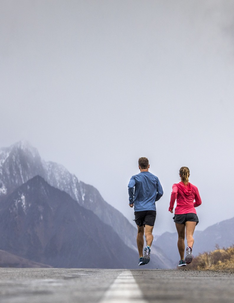 homme et femme courent dehors