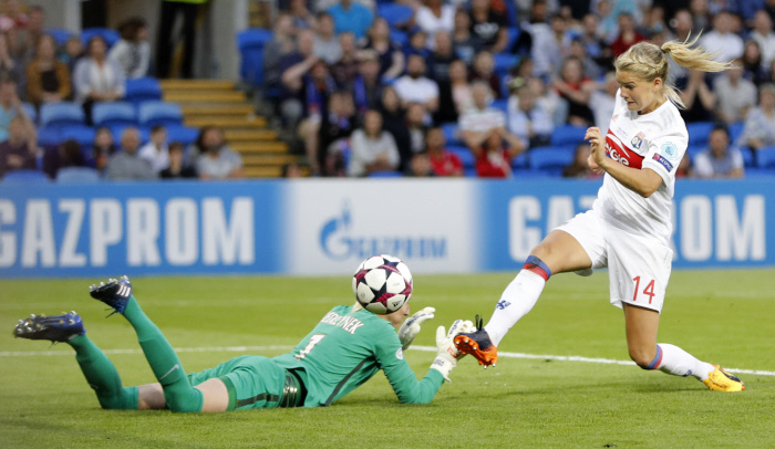 Ada Hegerberg prolonge avec l'OL pour un salaire record !