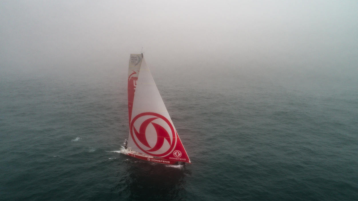 À bord de Dongfeng : quatrième dans le brouillard à Newport