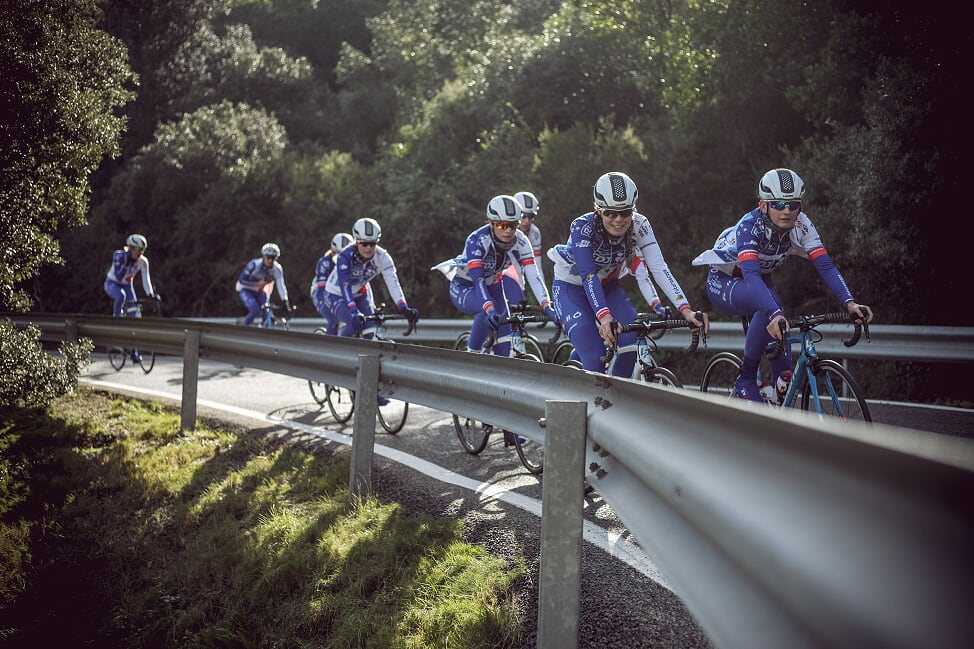 AU COEUR DU PELOTON - Avec FDJ-Nouvelle Aquitaine-Futuroscope