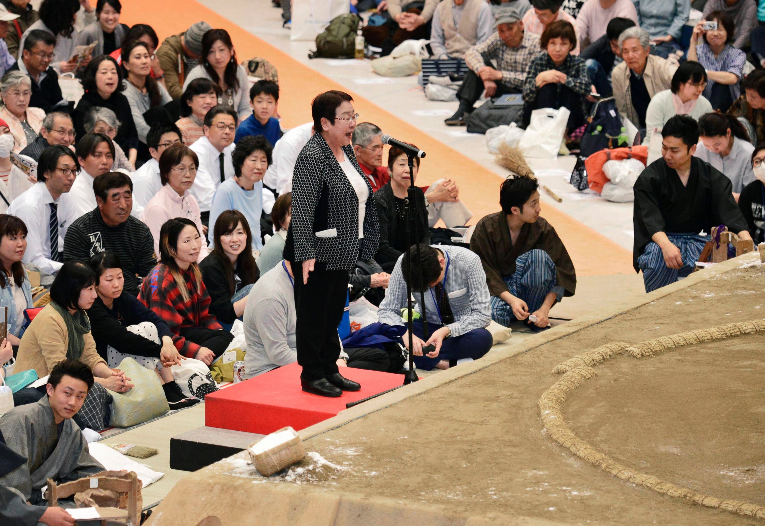 Au Japon, les femmes n'ont pas le droit de marcher sur le ring sacré du sumo. © Yoshihiko Imai / Kyoto News via AP.