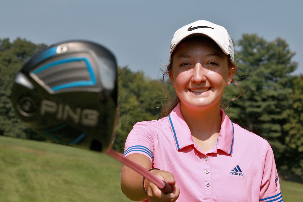 Dans le Massachusetts, la jeune Emily Nash n'a pas pu soulever le trophée d'un tournoi de golf universitaire au seul motif qu'elle est une fille. © Sentinel & Enterprise / John Love.