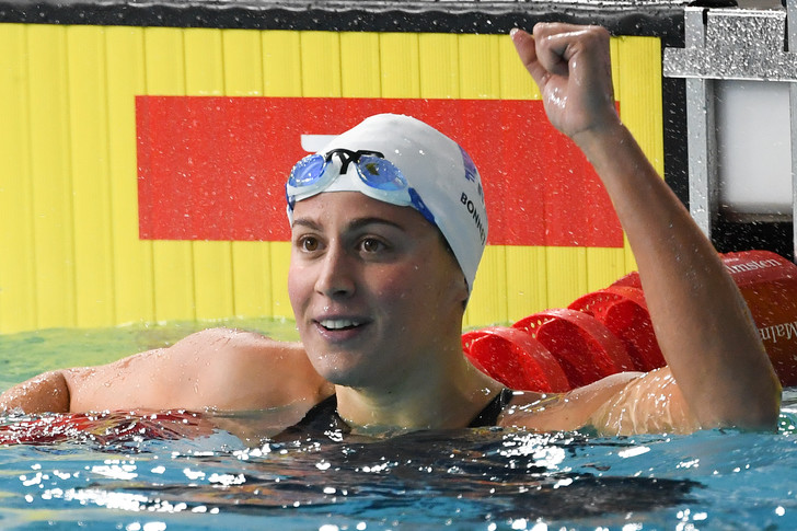 Gros Plan Extrême D'une Tête De Fille Caucasienne Avec Un Bonnet De Bain Et  Des Mains Mettant Des Lunettes De Natation, Se Préparant À L'entraînement  Dans La Piscine Banque D'Images et Photos Libres De Droits. Image 199804121