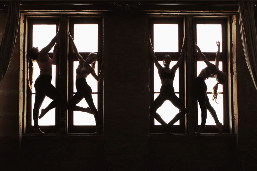 Vous rêvez d’essayer le pole dance ? Pour en connaître plus et découvrir les mouvements de base, on a frappé à la porte de l’Ecole Spin or Tricks à Lyon.