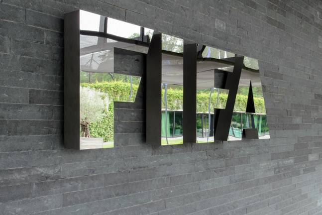 La FIFA lance la première stratégie de développement du football féminin. Objectifs : atteindre les 60 millions de pratiquantes et féminiser les instances.