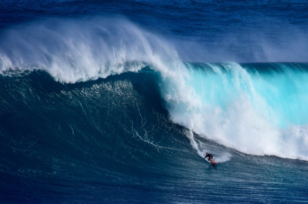 Le record du monde de la plus grosse vague jamais surfée par une femme est attribué à Maya Gabeira et établi à 20,72 mètres. © Jackson Kowalski / Shutterstock.
