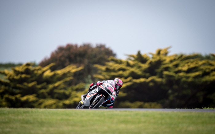 En remportant le championnat de Supersport 300 dimanche, l'Espagnole Ana Carrasco, 21 ans, est devenue la première femme championne du monde de moto.