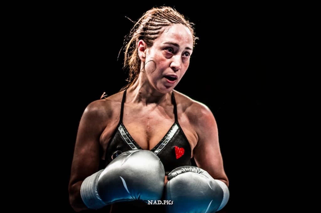 Aziza Oubaita, ancienne boxeuse professionnelle a subi une transplantation cardiaque en 2016. Deux ans plus tard,elle remontait sur le ring avec son nouveau coeur pour un jubilé historique. Récit.