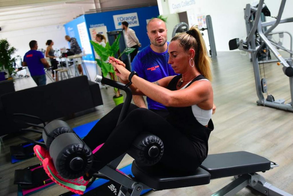Women Sports a réuni pour vous Nathalie Fernandez et les coachs sportifs de L’Orange Bleue, leader du fitness en France. Ensemble, ils vous ont concocté un petit mode d’emploi sur-mesure spécial « musculation sur machines ». 