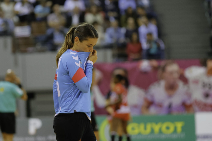 Touchée au genou en plein match de Ligue des Champions samedi, la gardienne brestoise Cléopâtre Darleux voit sa participation à l'EHF Euro 2018 compromise.