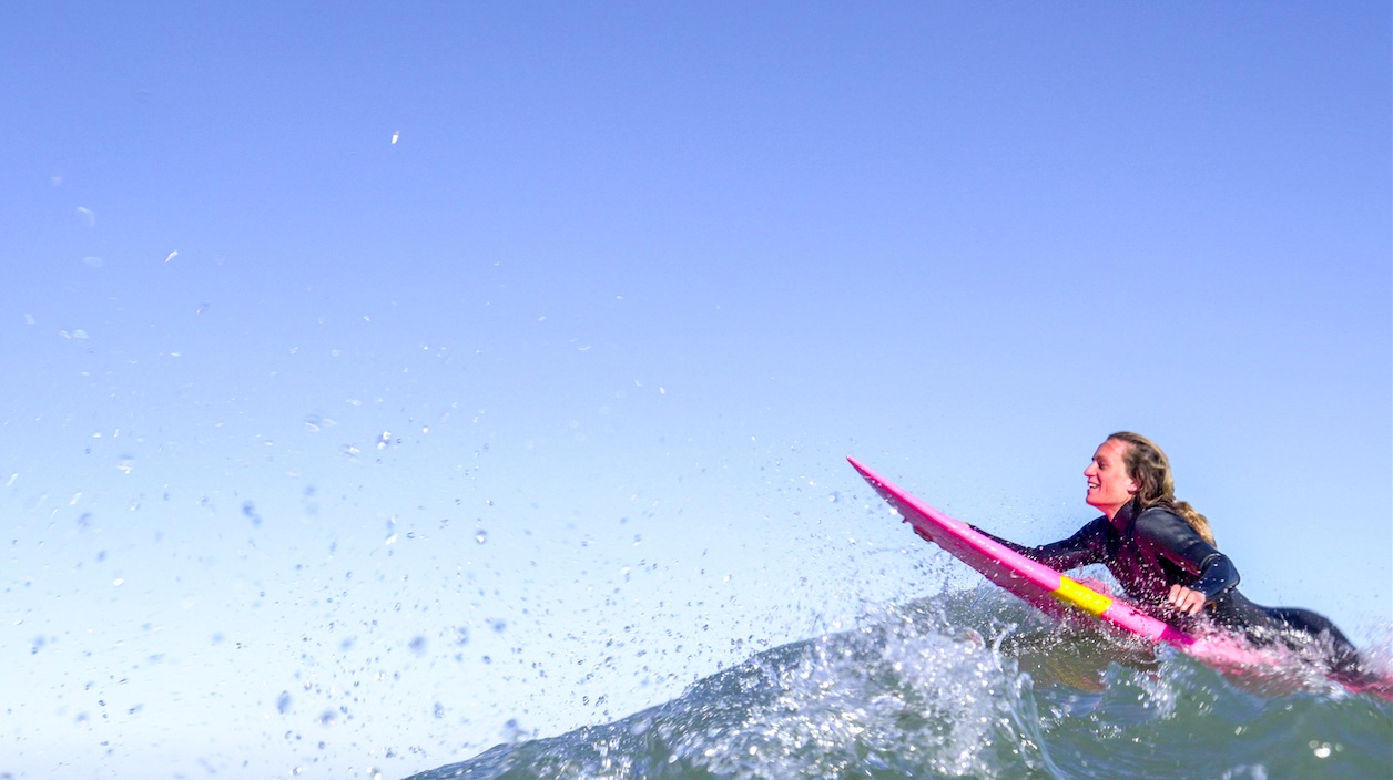 5 raisons d'aimer la surfeuse française Justine Dupont