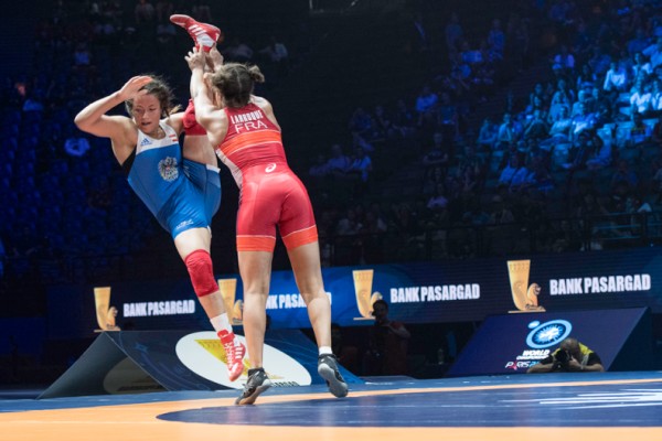 La Française Koumba Larroque, grand espoir de la lutte tricolore pour les JO-2020, a décroché la médaille d’argent mondiale en -68kg mercredi à Budapest.