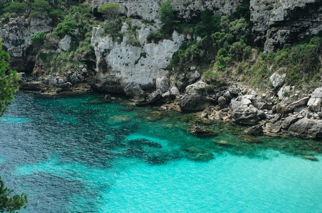 randonnée à Minorque avec Chamina Voyages sur l'île la plus sauvage des Baléares activités sportives de pleine nature