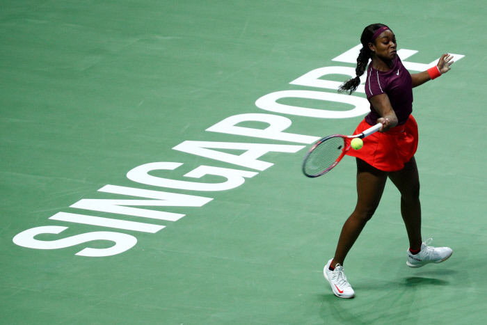 Sloane Stephens (N.6) et Kiki Bertens (N.9) ont créé la surprise lundi au Masters 2018 de Singapour en battant deux joueuses mieux classées qu’elles.