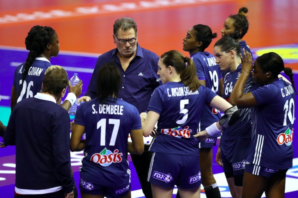 Oliver Krumbholz, sélectionneur de l’équipe de France de handball, a dévoilé la liste des 16 joueuses Françaises qui débuteront l’EHF Euro 2018 face jeudi.