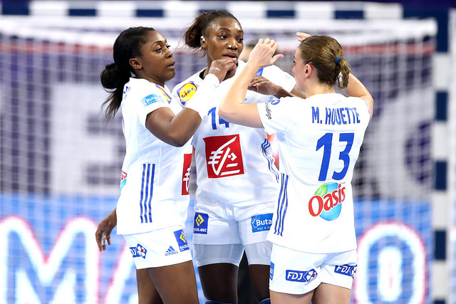 Les handballeuses françaises ont remporté leur troisième victoire d’affilée à l’EHF Euro 2018 jeudi soir à Nantes en disposant du Danemark (29-23).