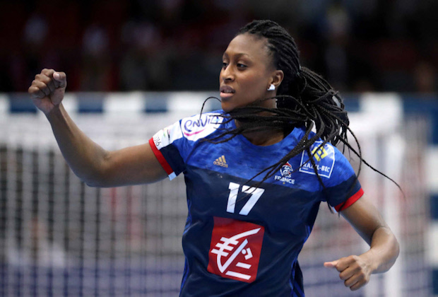 La capitaine de l'équipe de France féminine de handball championne du monde et d'Europe en titre, Siraba Dembélé, attend un heureux événement.