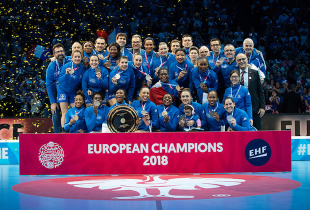 Elles l'ont fait ! Un an après leur titre de championnes du monde, les handballeuses françaises ont remporté le premier trophée européen de leur histoire en battant la Russie 24-21 en finale de l'EHF Euro 2018 dimanche soir, à l’AccorHotels Arena de Paris-Bercy.