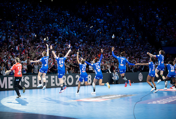 14.060 spectateurs étaient présents à l'AccorHotels Arena dimanche pour soutenir les Bleues, ce qui constitue la plus belle affluence pour un match de Championnat d’Europe féminin. © Uros Hocevar / kolektiff.