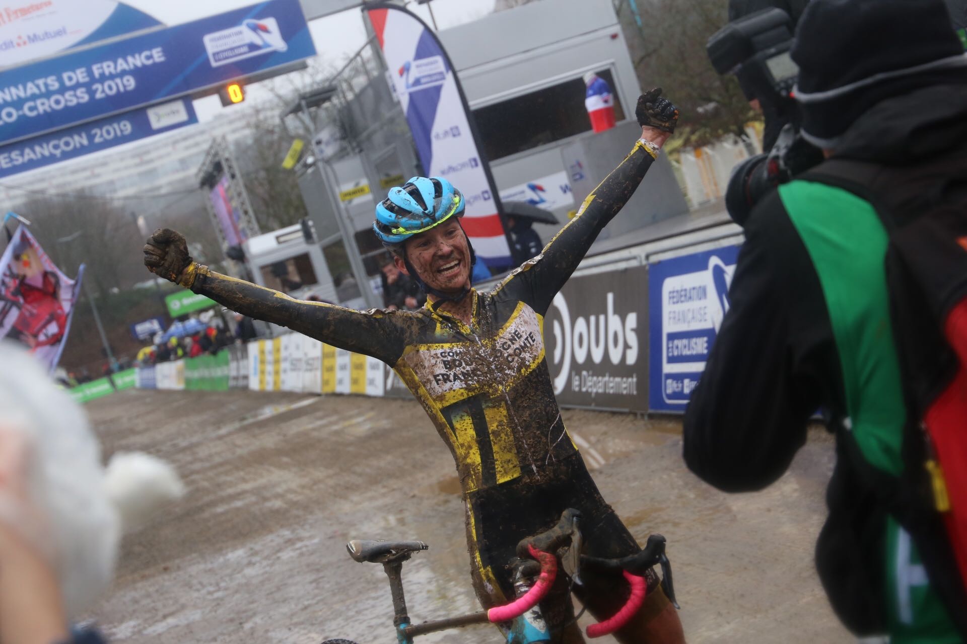 Caroline Mani, titrée pour la 5e fois dans la course dames des Championnats de France de cyclo-cross, a égalé le record de victoires de la compétition.