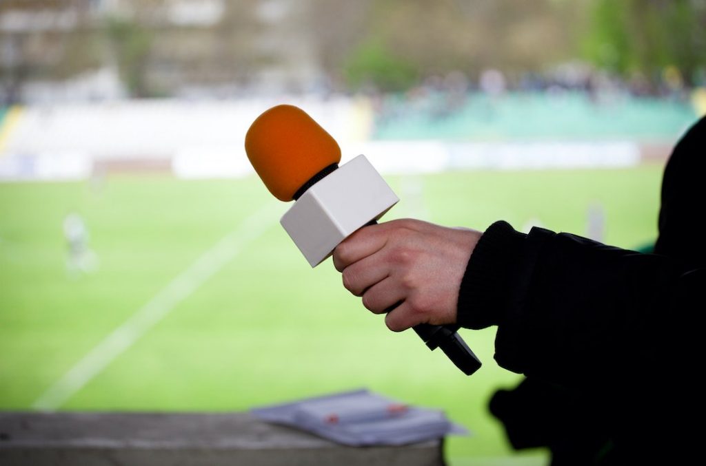 Journalisme sportif, un milieu fermé aux femmes ? D'Estelle Denis à Isabelle Ithurburu, en passant par Céline Géraud et Marie Portolano, les principales intéressées nous répondent.