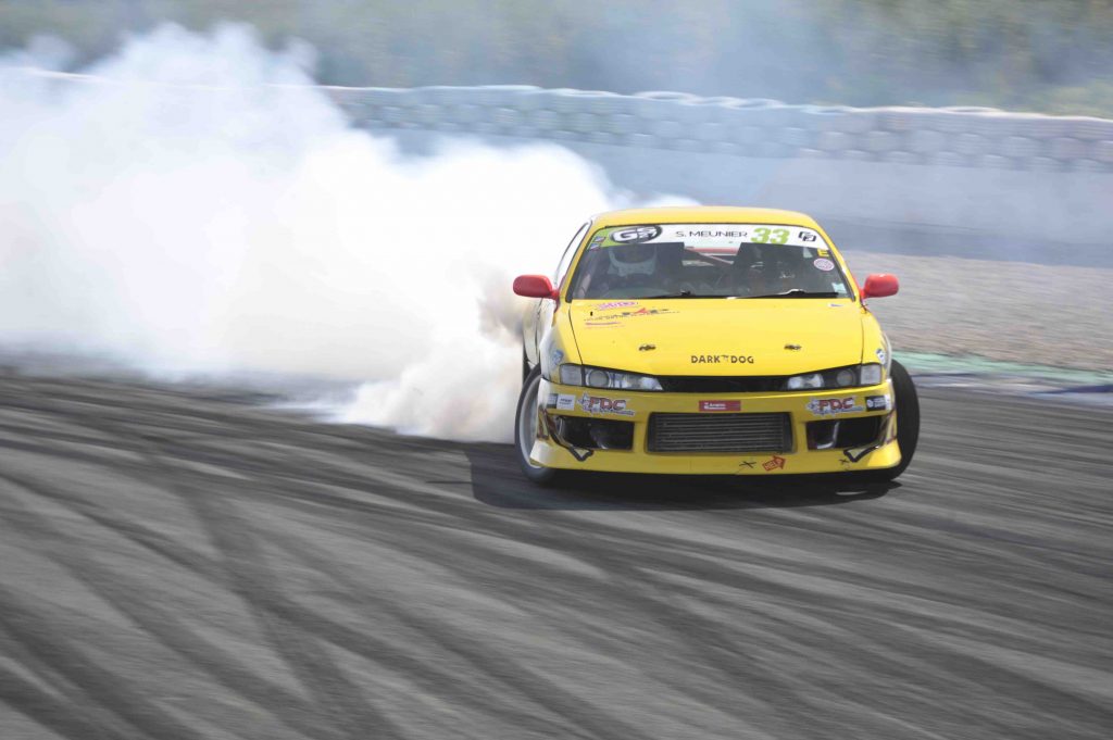 Rencontre avec Séverine Meunier, seule femme pilote du Championnat de France de drift. Elle nous plonge avec féminité dans l'univers masculin du sport auto.