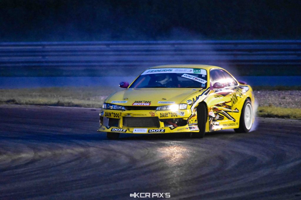 Rencontre avec Séverine Meunier, seule femme pilote du Championnat de France de drift. Elle nous plonge avec féminité dans l'univers masculin du sport auto.