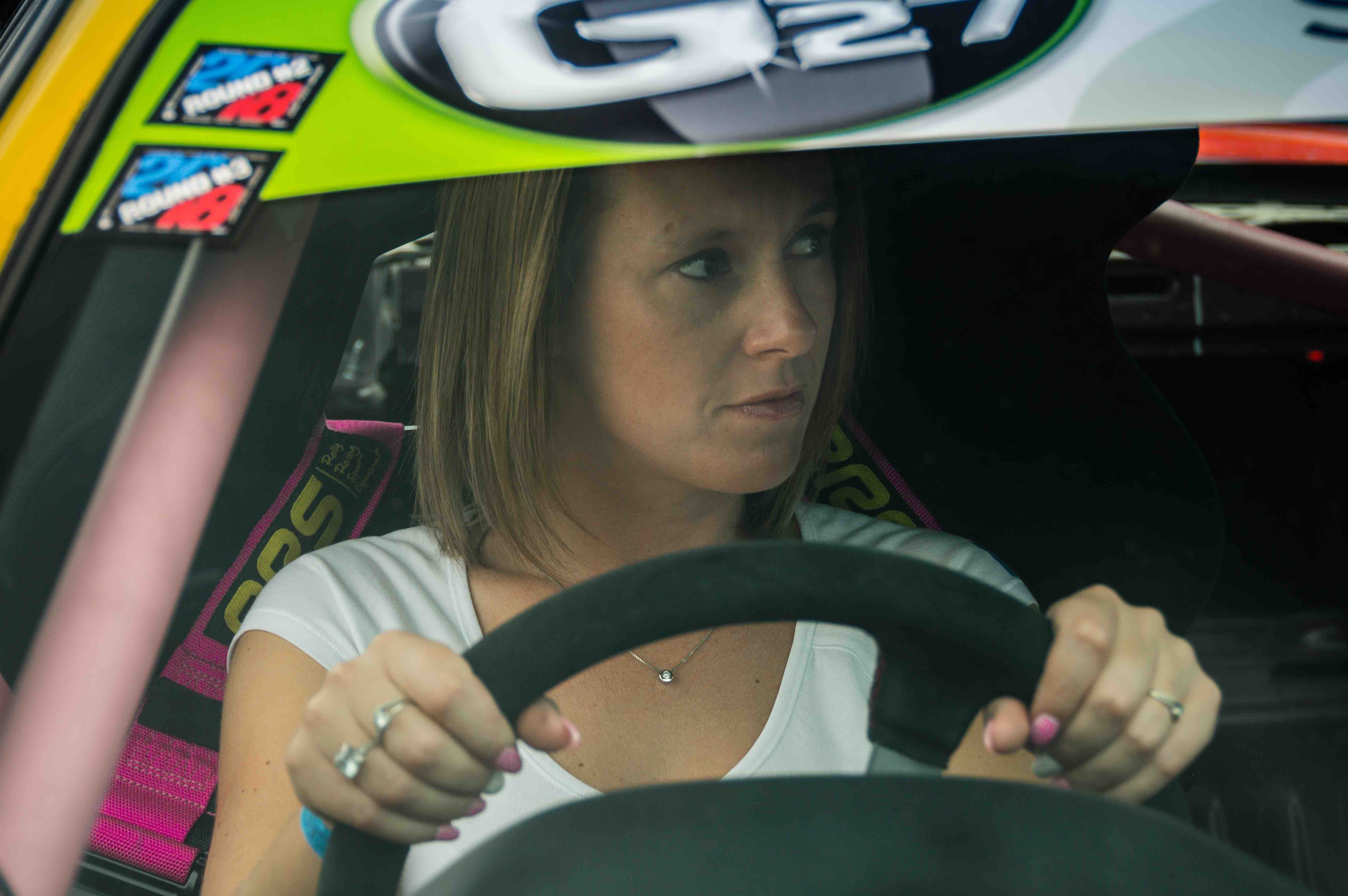 Rencontre avec Séverine Meunier, seule femme pilote du Championnat de France de drift. Elle nous plonge avec féminité dans l'univers masculin du sport auto.