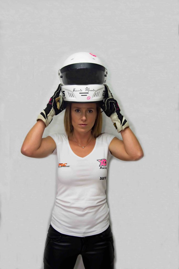 Rencontre avec Séverine Meunier, seule femme pilote du Championnat de France de drift. Elle nous plonge avec féminité dans l'univers masculin du sport auto.