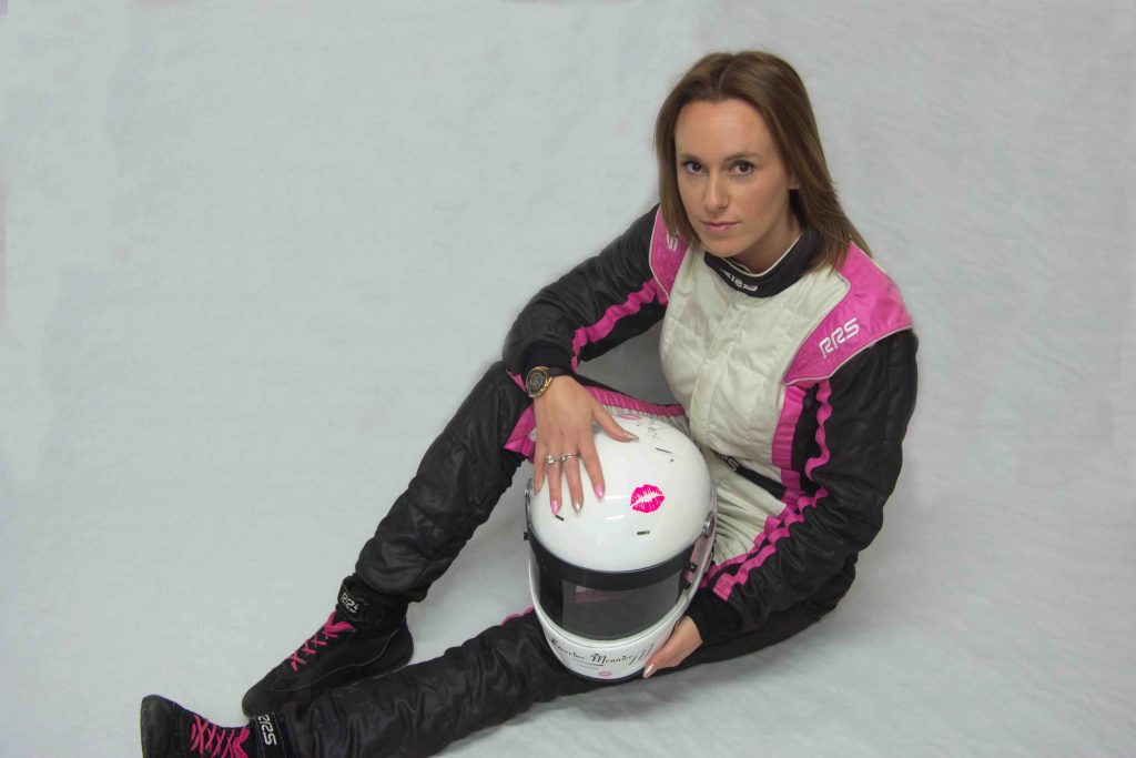 Rencontre avec Séverine Meunier, seule femme pilote du Championnat de France de drift. Elle nous plonge avec féminité dans l'univers masculin du sport auto.