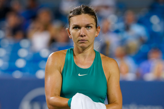 Simona Halep (N.1), s’est inclinée 6-4, 6-4 face à l’Australienne Barty au tournoi WTA de Sydney, où elle faisait son retour après trois mois d'absence.