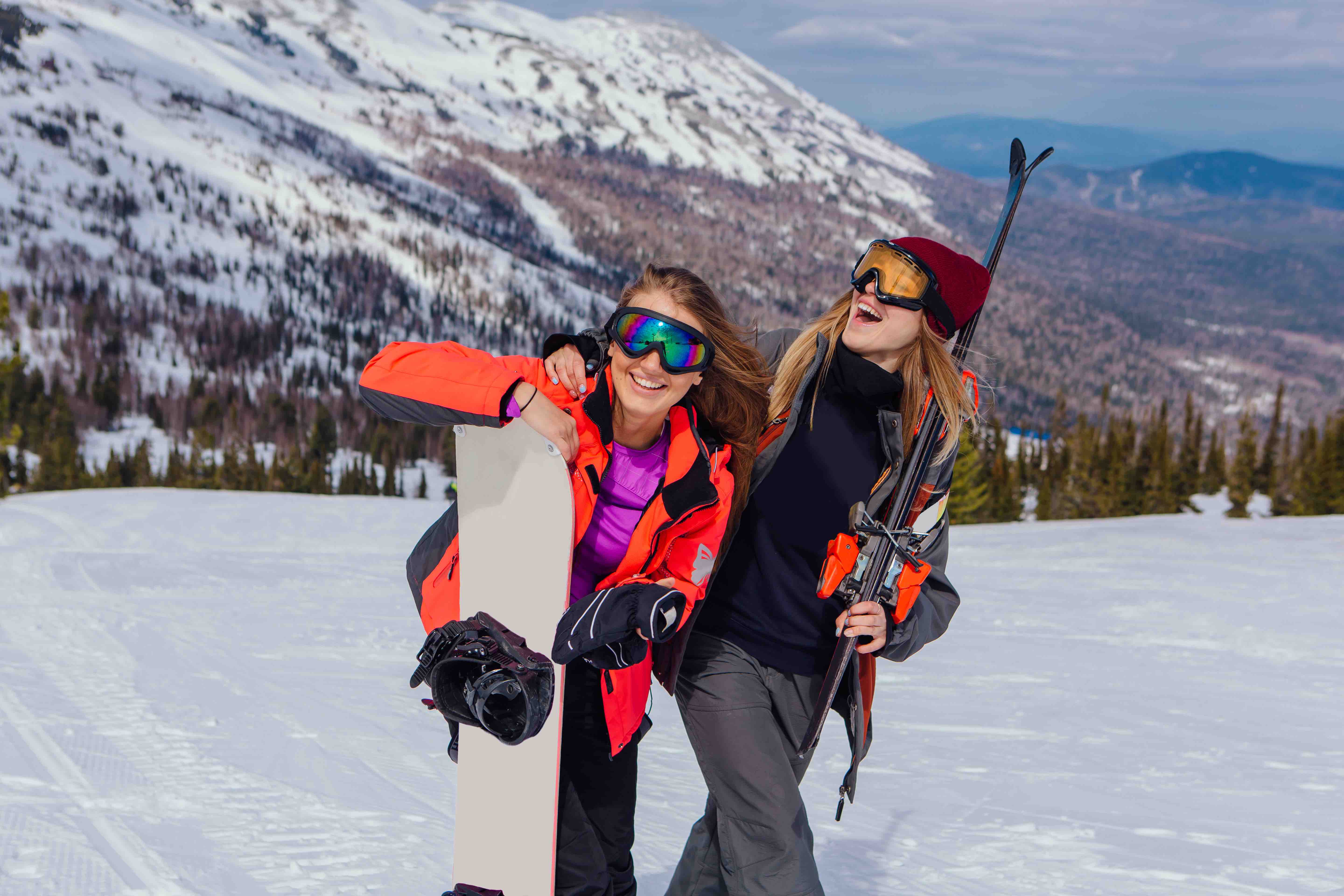 Ski ou snowboard ? C'est l'éternelle question. Chaque hiver, vous êtes des milliers à hésiter dans ces deux sports de glisse. Quelques astuces pour choisir.