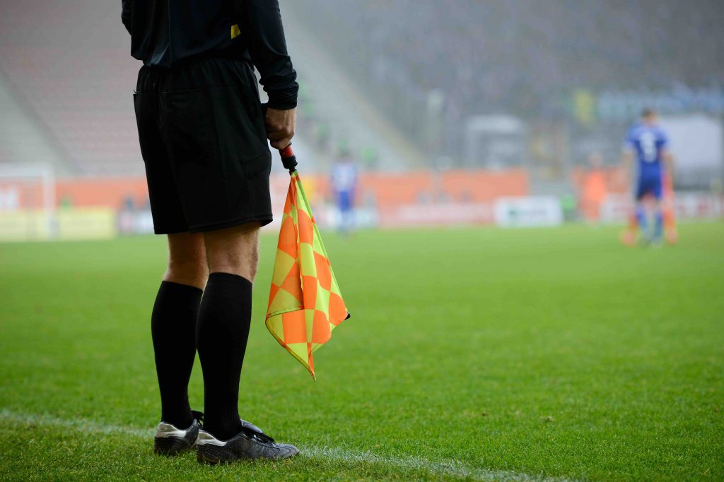 La Fédération française de football lance un plan de professionnalisation des arbitres féminines pour construire un arbitrage féminin de référence mondiale.