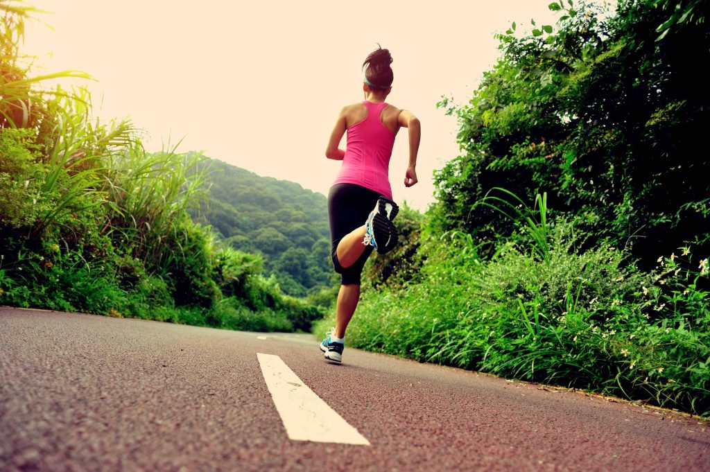 La Française Stéphanie Gicquel, adepte des efforts extrêmes, va relever un défi fou : enchaîner sept marathons en une semaine sur un continent différent.