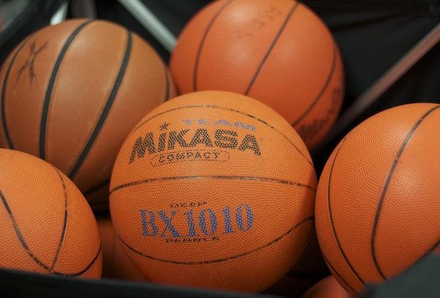 La basketteuse française Isabelle Yacoubou, ancienne pivot en sélection nationale, va revenir jouer en France, à Bourges, pour les trois prochaines saisons.