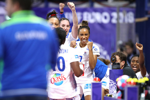 Les handballeuses françaises, championnes d'Europe, ont remporté leur premier match de la 3e et dernière étape de Golden League jeudi face à la Roumanie.