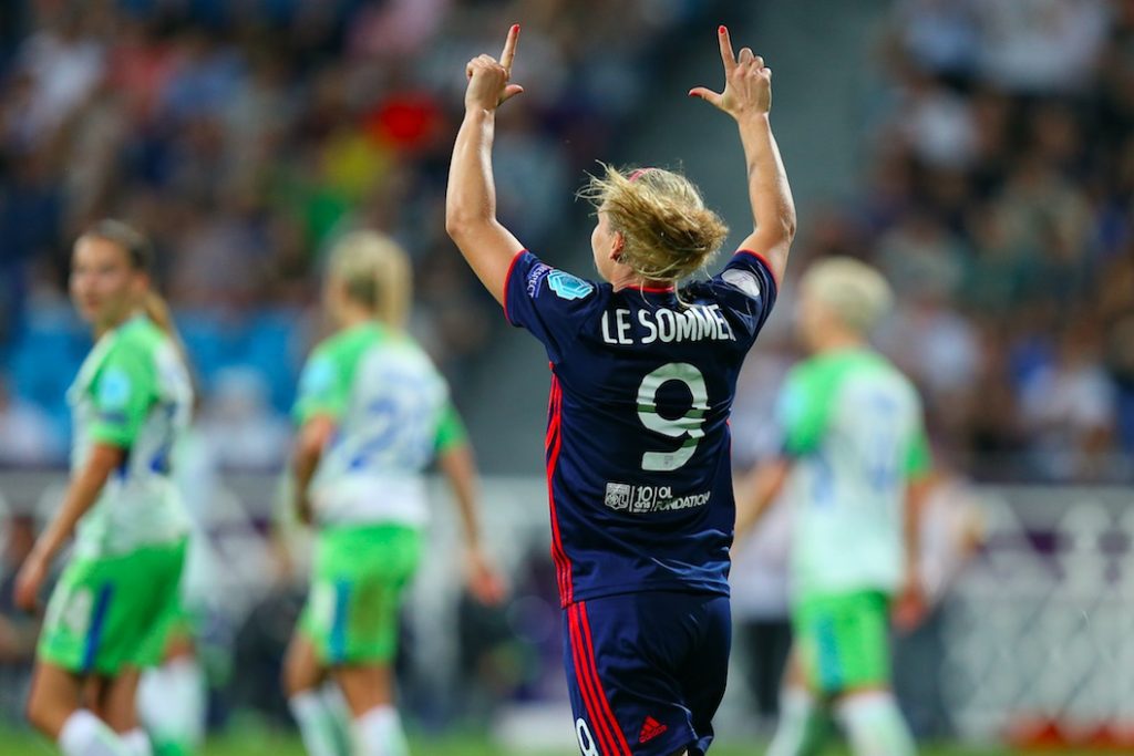 L'Olympique lyonnais s'est qualifié pour les demi-finales de la Ligue des Champions de football tandis que la route du Paris Saint-Germain s'arrête en quart.