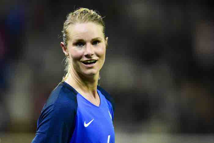 Amandine Henry nous présente les Bleues et « la Coupe à la maison ! »