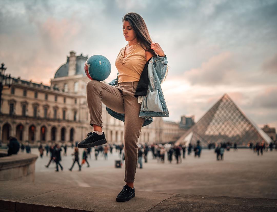 Il existe une variante du foot qui se joue sans terrain, ni arbitre : le football freestyle. Dans cette discipline, la France est plutôt bien représentée avec Lisa Zimouche.