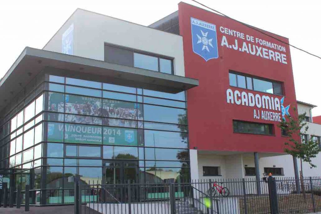 Ophélie Gouveia partage son temps entre l’école du Centre de formation Acadomia AJA et les terrains de football dans l'espoir de devenir professionnelle.