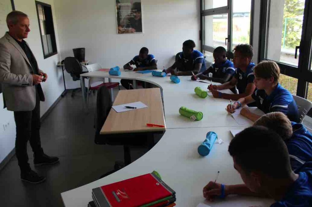 Ophélie Gouveia partage son temps entre l’école du Centre de formation Acadomia AJA et les terrains de football dans l'espoir de devenir professionnelle.